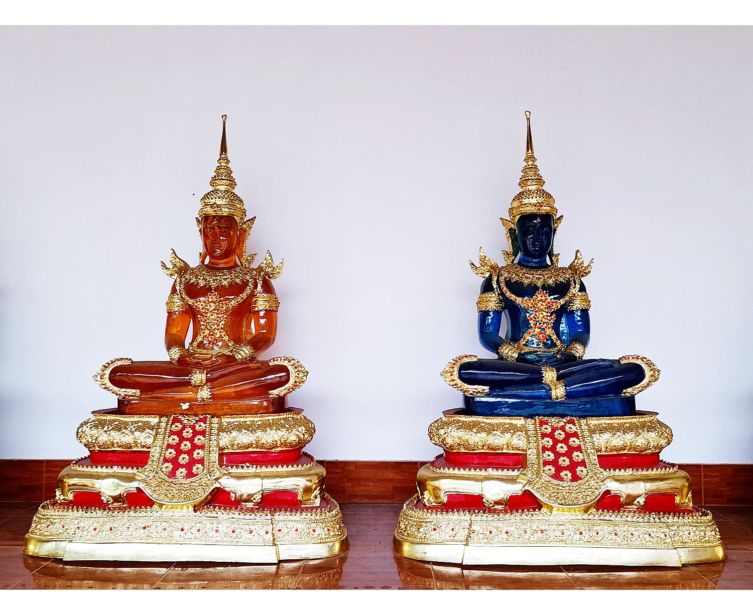 พระแก้วมรกต ปางพระจักรพรรดิ์ สีประจำวันเกิด7สี (ขนาดใหญ่) - (สีแดง สีเหลือง สีชมพู สีเขียว สีส้ม สีฟ้า สีม่วง)