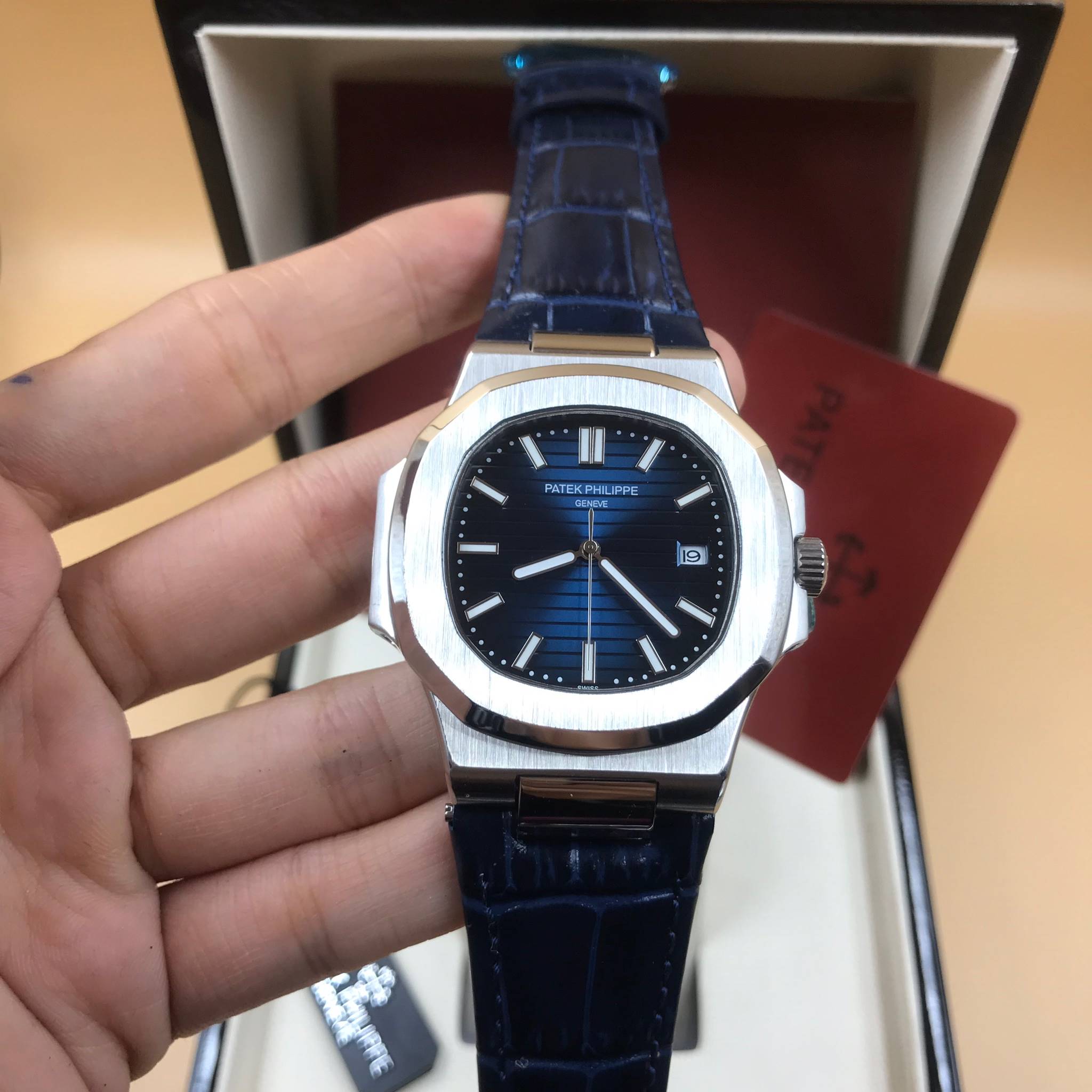 นาฬิกา Patek Philippe รุ่น Nautilus งาน Mirror Swiss สายหนังสีน้ำเงินเข้ม