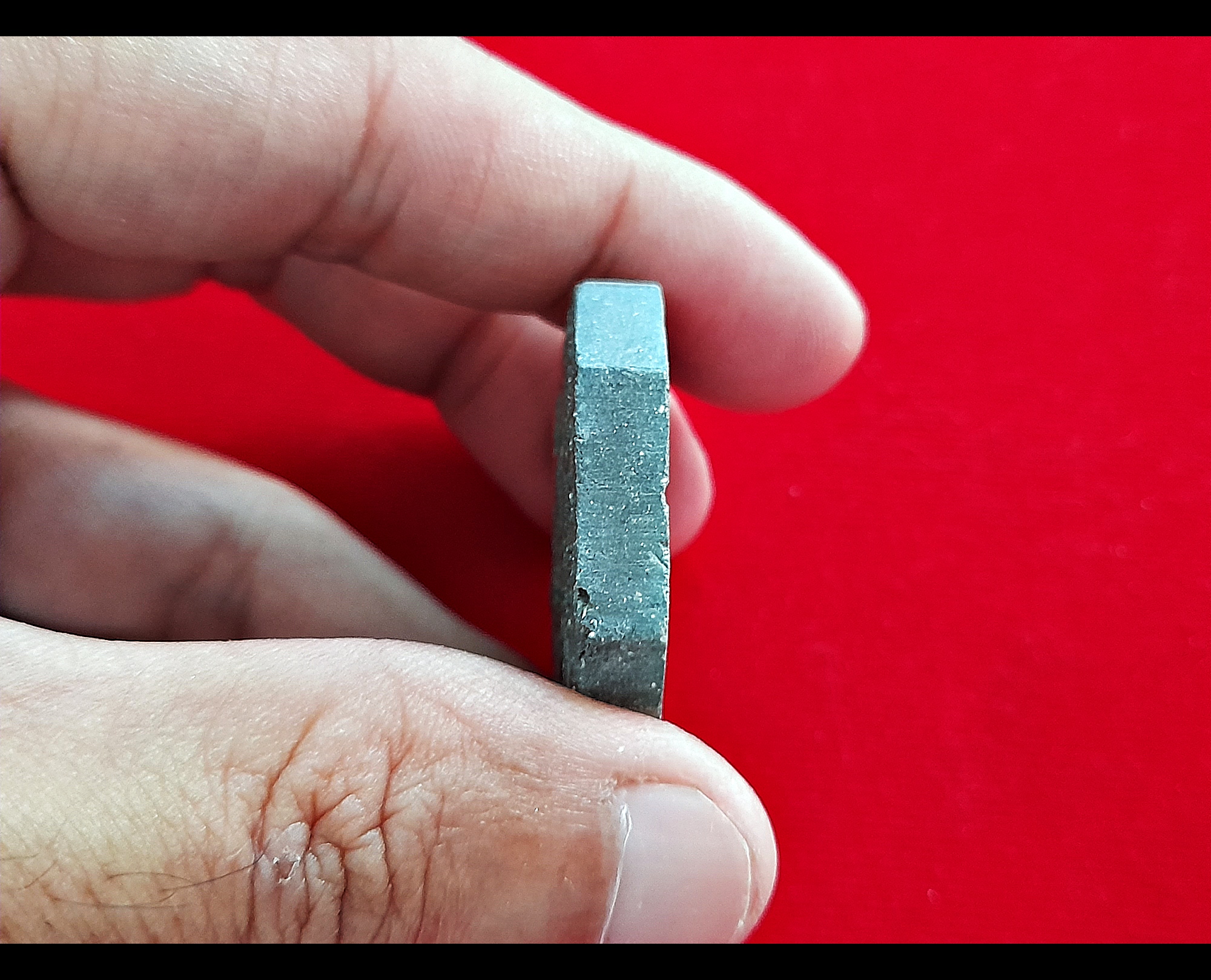 เหรียญ หลวงปู่ทวด หลัง พระอาจารย์สุริยัณ นั่งเต็มองค์ในจักรแก้ว ล้อมจักร แปดเหลี่ยม (ความมงคลป้องกันภัยทั้งแปดทิศ) เนื้อว่านกากยา #รับประกันแท้ - พระอาจารย์สุริยัณ วัดป่าฉัพพรรณรังสี จ.ชัยภูมิ