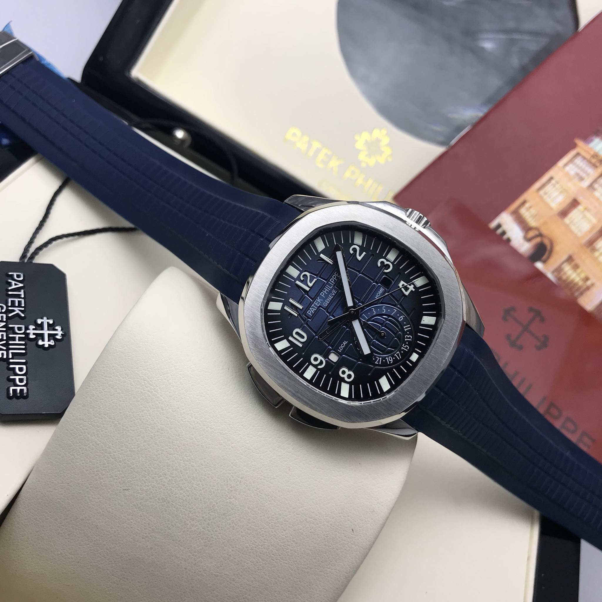 นาฬิกา Patek Philippe Aquanaut Travel Time Reference 5164R หน้านํ้าเงินขอบเงินสายนํ้าเงิน