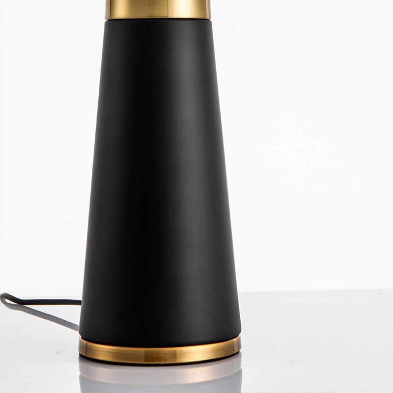 โคมไฟตั้งโต๊ะฐานทรงกระบอกสีดำทองโป๊ะผ้าสีขาว [A230]