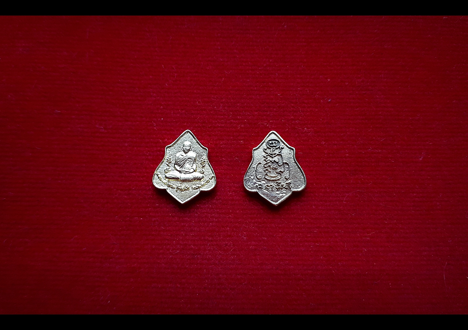 เหรียญ (เม็ดแตงจิ๋ว) หัวแหวน ทรงโล่ หลวงพ่อกวย วัดโฆสิตาราม (วัดบ้านแค) หลังยันต์ครู เนื้อทองชนวนทองทิพย์