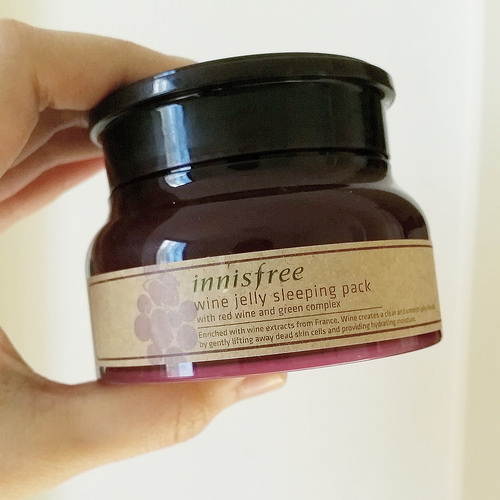 Innisfree Wine Jelly Sleeping Pack 80mL มาส์กที่มีส่วนผสมของไวน์แดงเข้มข้น ช่วยในเรื่องลดเลือนริ้วรอย ฟื้นฟูเซลล์ผิวใหม่ให้ผิวดูเปล่งปลั่งสดใส