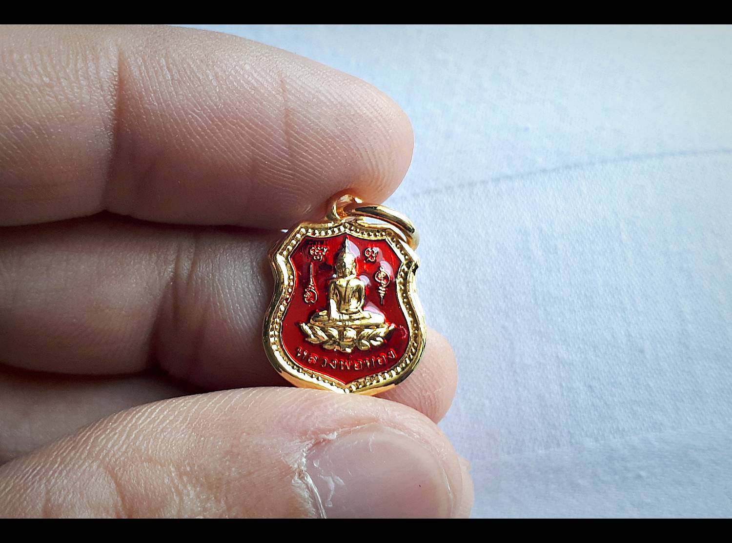 เหรียญหลวงพ่อทอง วัดเขาตะเครา (เหรียญเม็ดแตง จิ๋ว ทรงโลห์) เนื้อกระไหล่ทอง ลงยาสีแดง ปี2555-2556 (ออกจากปลุกเสกแล้วจากวัดเขาตะเครา)