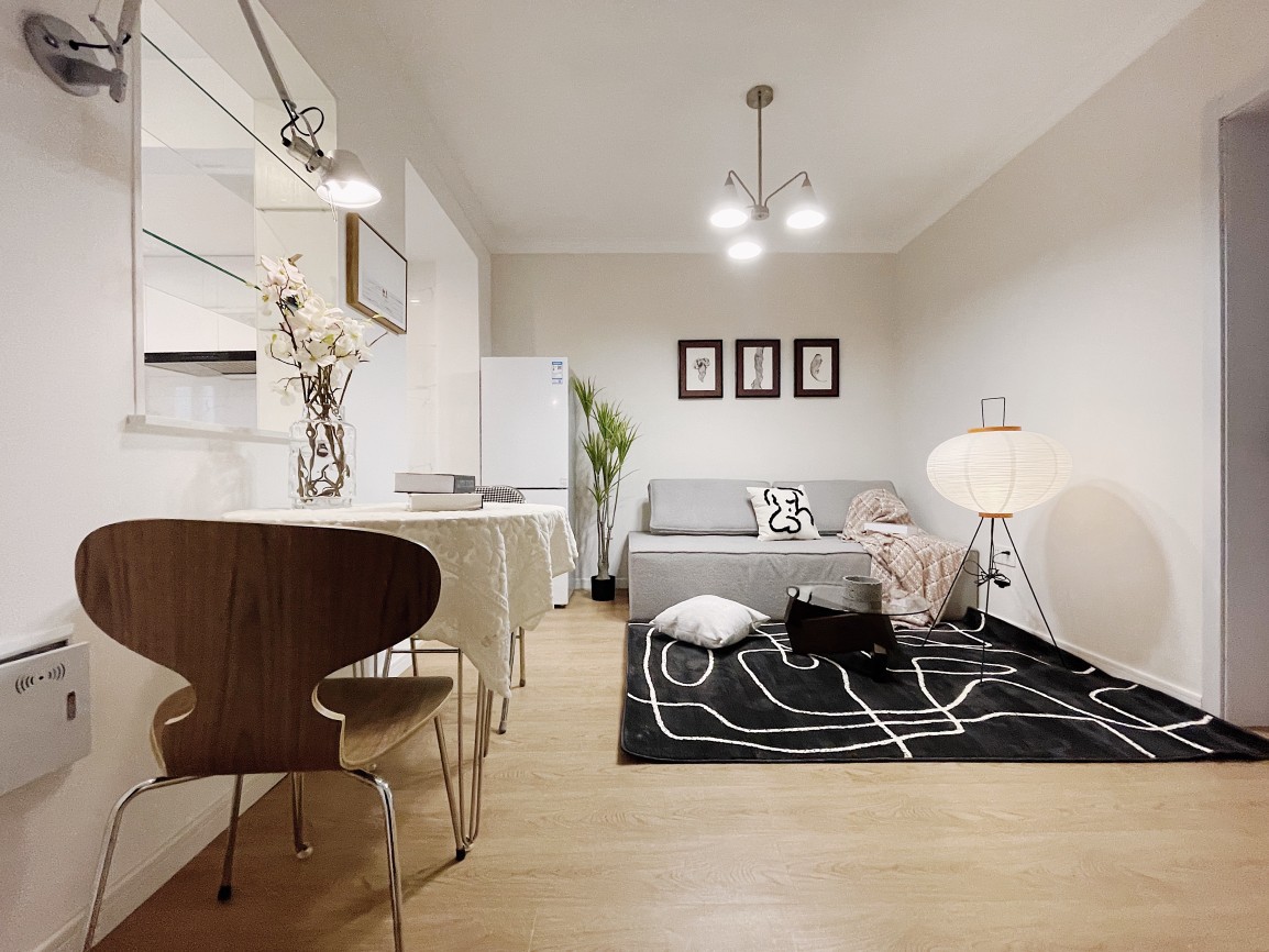 โคมไฟแขวนเพดานโป๊ะโคมทรงกรวยสไตล์โมเดิร์น โครงสีเงินโป๊ะโคมสีขาว [NM9991]