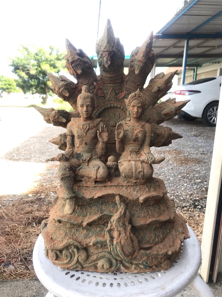 รูปหล่อ พญานาคราชคู่ นั่งบัลลังคู่ เนื้อโลหะทองเหลือง สภาพดิบๆโบราณ (ท่านปู่นาคา-ปู่ศรีสุทโธ ท่านยานาคี-ศรีปทุมวัน) (ขนาด ฐาน9.5นิ้ว สูง16นิ้ว) (พญานาค9หัว)