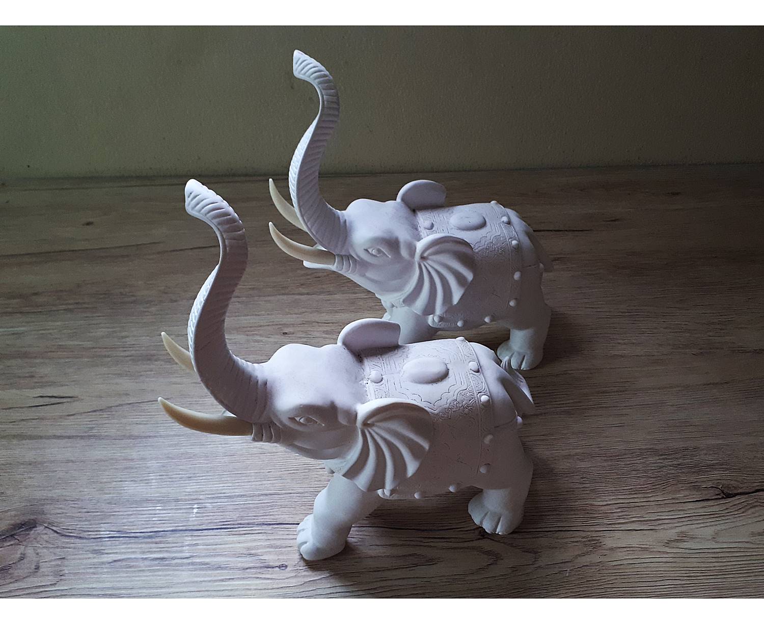 รูปปั้น ช้าง คู่ เนื้อเรซิ่น สีขาว สีงา (งาถอดได้) - (กว้าง8-10นิ้ว สูง6.5-10.5นิ้ว ลึก4นิ้ว) (ขายปลีก ขายส่ง)