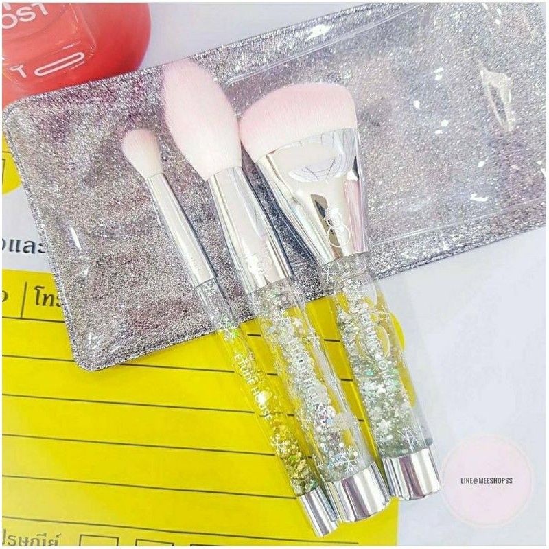 (Clearance ตำหนิที่แปรงเล็ก) Etude Twinkle Mini Brush Set Snow Edition เซทแปรง 3 ชิ้น ขนแปรงนุ่มนิ่ม ด้ามแปรงวิ้งๆ จุดเด่นของแปรงเซทนี้เลย