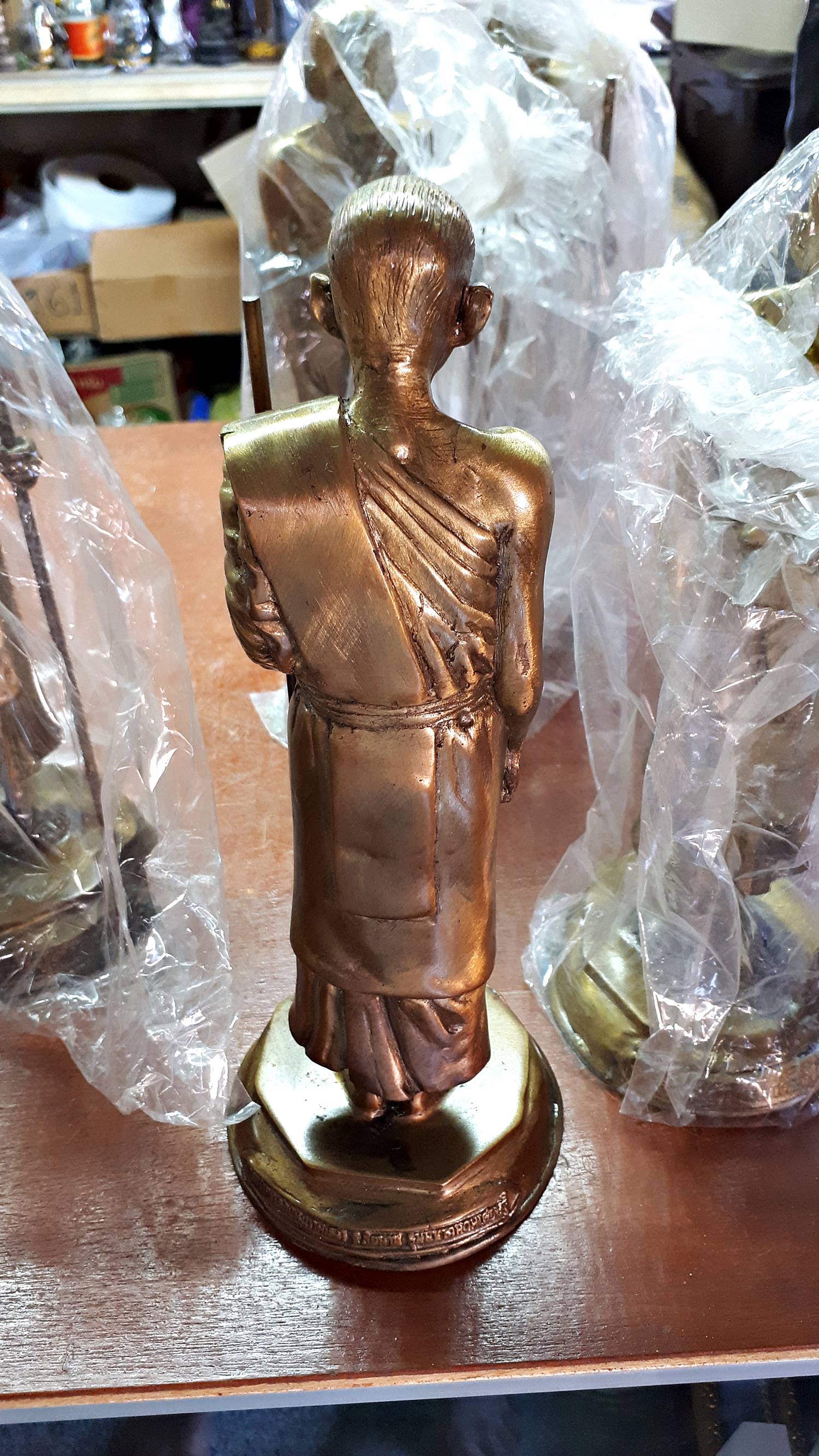 รูปหล่อ หลวงปู่ศุข วัดปากคลองมะข่ามเฒ่า ยืนถือไม้เท้า (สูง21นิ้ว ฐาน9นิ้ว ) พิธีใหญ่ ปี2558 เนื้อโลหะชนวน (ชนวนมวลสารเก่าผสมทองคำ)