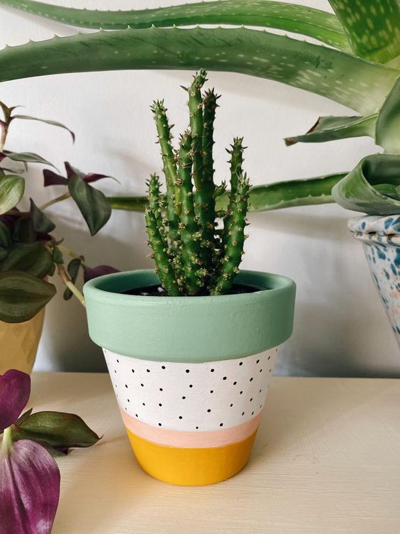กระถางเพ้นท์ลาย สไตล์มินิมอล เพ้นท์ลายจุด poka dot สีเขียวขาวและเหลือง กระถางดินเผาลายเพ้นท์ สำเนา