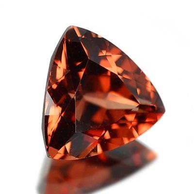 Malaya Garnet (Pyrope-Spessartite) พลอยมาลาการ์เน็ต รูปสามเหลี่ยม น้ำหนัก 1.56 กะรัต สีส้มเข้ม ความสะอาดมองตาเปล่าไม่มีตำหนิ