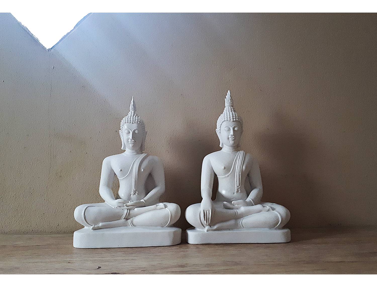 รูปหล่อ พระพุทธรูป เชียงแสนสุโขทัย ปางสมาธิ ปางมารวิชัย เนื้อเรซิ่น สีขาวงา - (หน้าตัก9นิ้ว สูง13.5นิ้ว ลึก5นิ้ว)