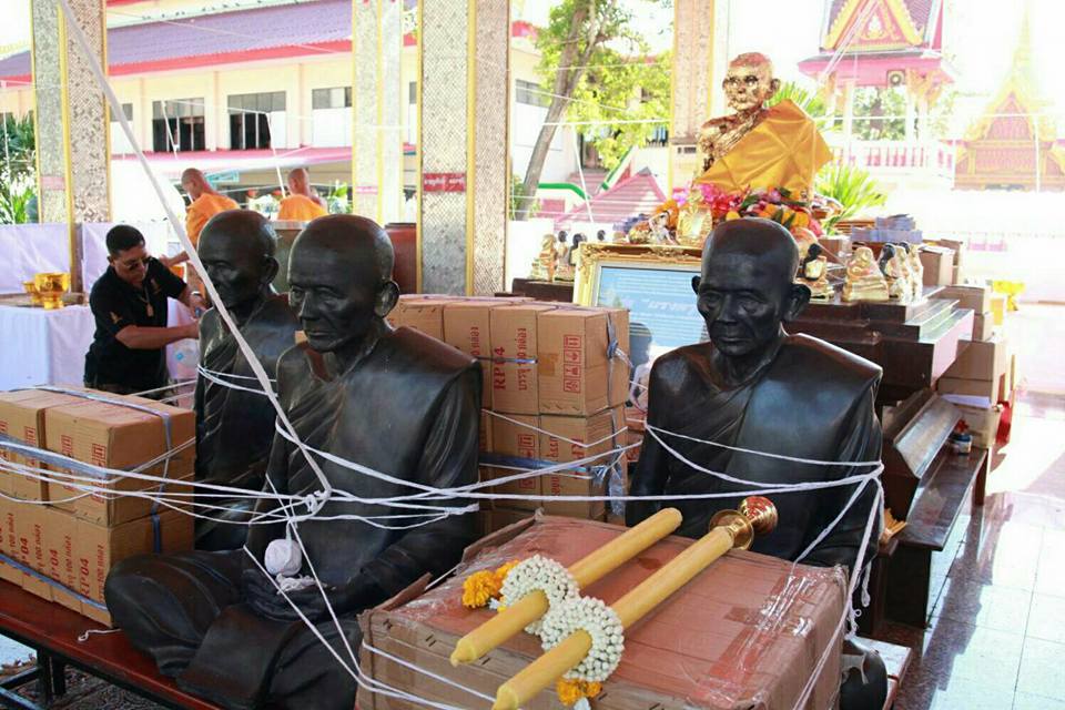 พระสมเด็จหลวงพ่อโตในวิหาร เนื้อผงชนวนมวลสารเก่าหลวงพ่อกวย รุ่นแรงครู ปี2560 หลวงพ่อกวย วัดโฆสิตาราม(วัดบ้านแค) จ.ชัยนาท ปี2563 - (ขนาด 5x7นิ้ว จีวรส้ม ด้านหน้ายันต์ครู ยันต์นะปัดตลอด ด้านหลังยันต์มงกุฎพระพุทธเจ้าหนุนดวง) ปี2563 #ปลุกเสกที่วัดโฆสิตาราม #รั