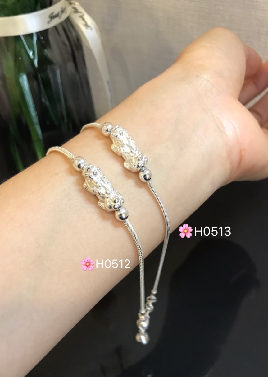 สร้อยข้อมือเงินแท้ 92.5% ลายสี่เสาเส้นเล็ก ร้อยปี่เซียะ เรียกทรัพย์ พร้อมกระดิ่ง 1 ลูก (เรือนเงินแท้)