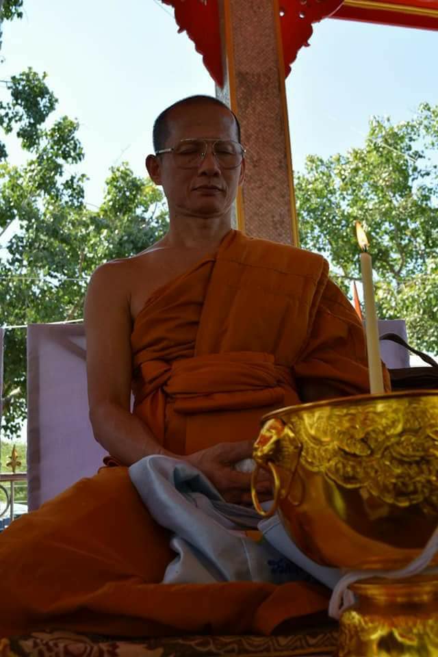 พระสมเด็จหลวงพ่อโตในวิหาร เนื้อผงชนวนมวลสารเก่าหลวงพ่อกวย รุ่นแรงครู ปี2560 หลวงพ่อกวย วัดโฆสิตาราม(วัดบ้านแค) จ.ชัยนาท ปี2563 - (ขนาด 5x7นิ้ว จีวรส้ม ด้านหน้ายันต์ครู ยันต์นะปัดตลอด ด้านหลังยันต์มงกุฎพระพุทธเจ้าหนุนดวง) ปี2563 #ปลุกเสกที่วัดโฆสิตาราม #รั