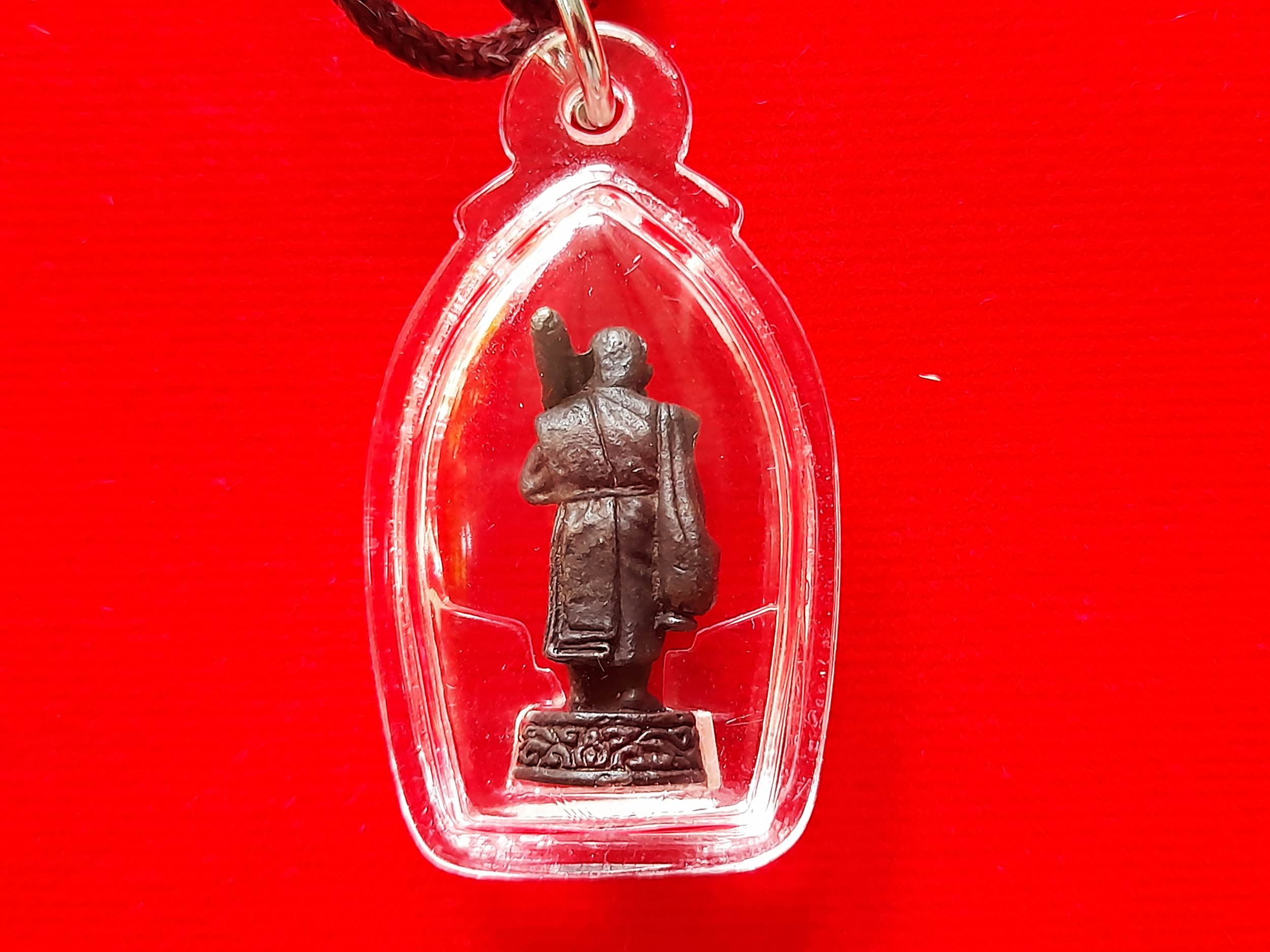 รูปหล่อ หลวงพ่อยงยุทธ ปางธุดงค์ รุ่น1 (ขนาดห้อยคอ พกพา) เนื้อโลหะ(ชนวนโลหะจากรูปหล่อองค์จริง) ปี2530 #รับประกันแท้และทัน - หลวงพ่อยุงยุทธ วัดเขาไม้แดง จ.ชลบุรี