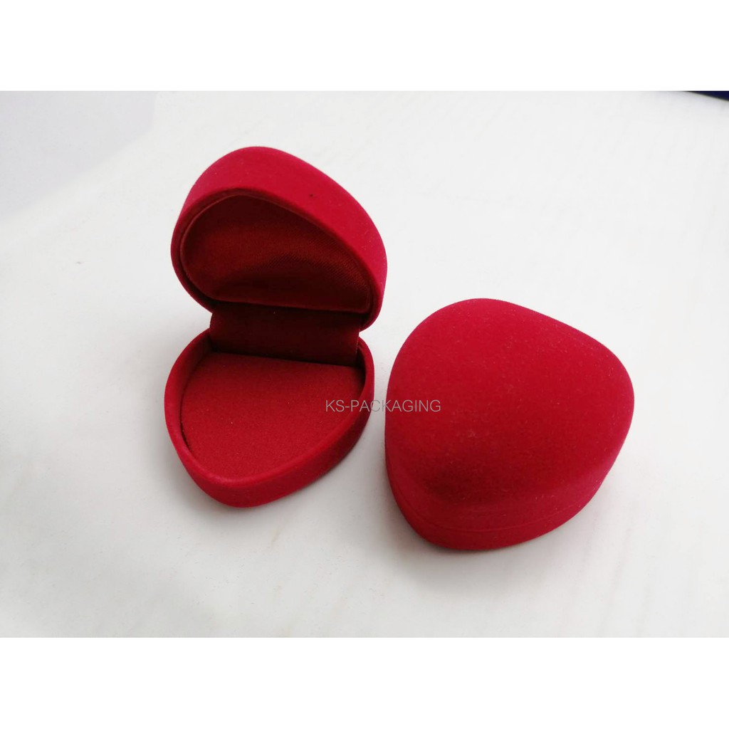 กล่องกำมะหยี่ทรงหัวใจ แบบปูเรียบ สีแดง จำนวน 1ใบ