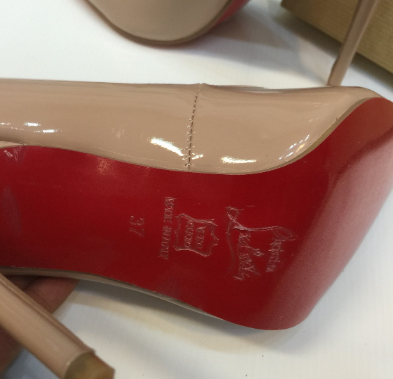 พร้อมส่ง รองเท้า cl สีครีมนู้ด พื้นแดง สูง 4 นิ้ว สอบถามไซส์ได้ค่ะสต็อคของเปลี่ยนตลอด สั่งพรีออเดอร์ได้ค่ะ