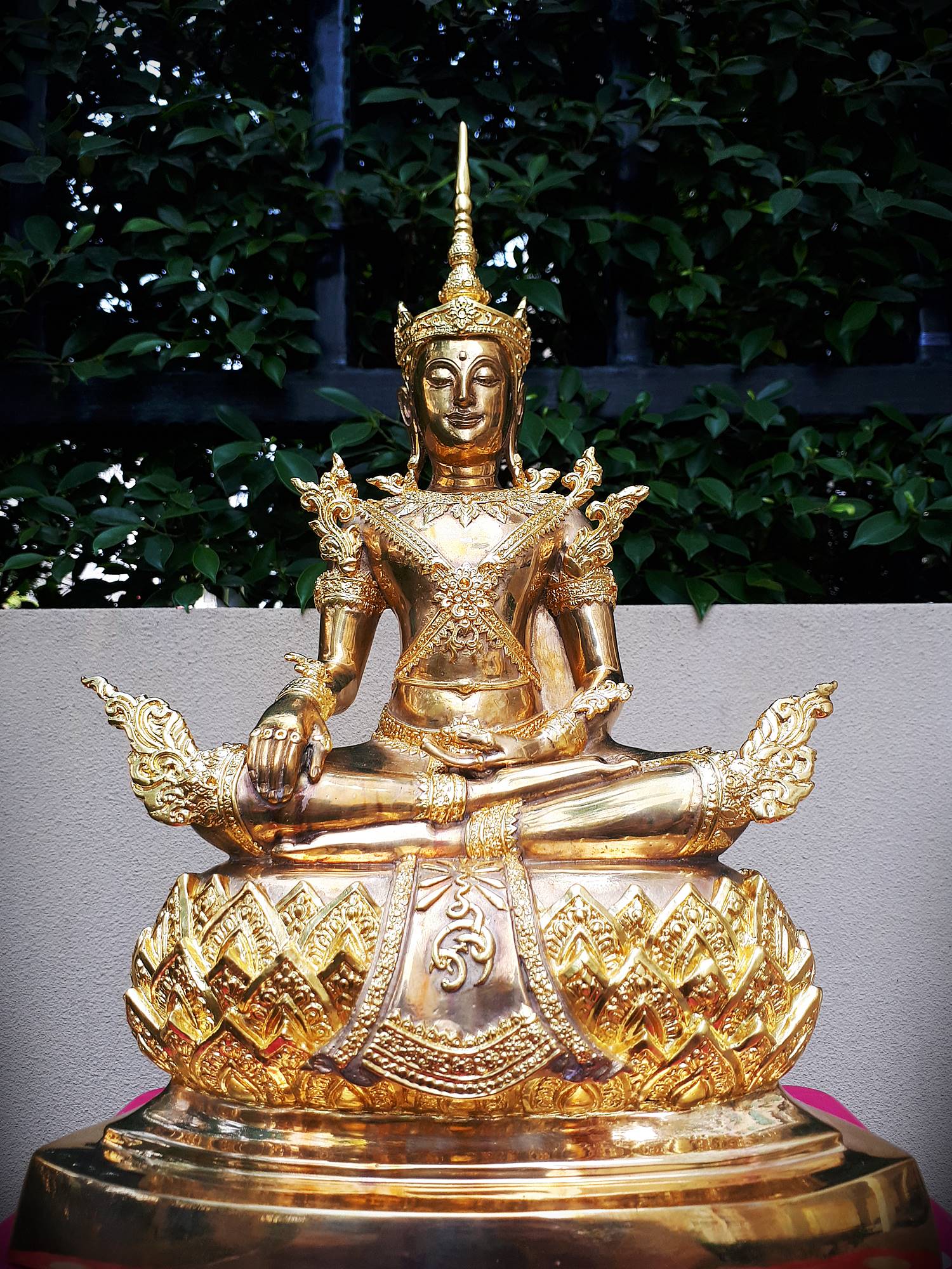 รูปหล่อ พระพุทธรูป ปางพระจักรพรรดิ เนื้อโลหะทองเหลือง ปัดขัดเงา ปิดทองแท้ (หน้าตัก 9นิ้ว สูง16นิ้ว ลึก6นิ้ว)