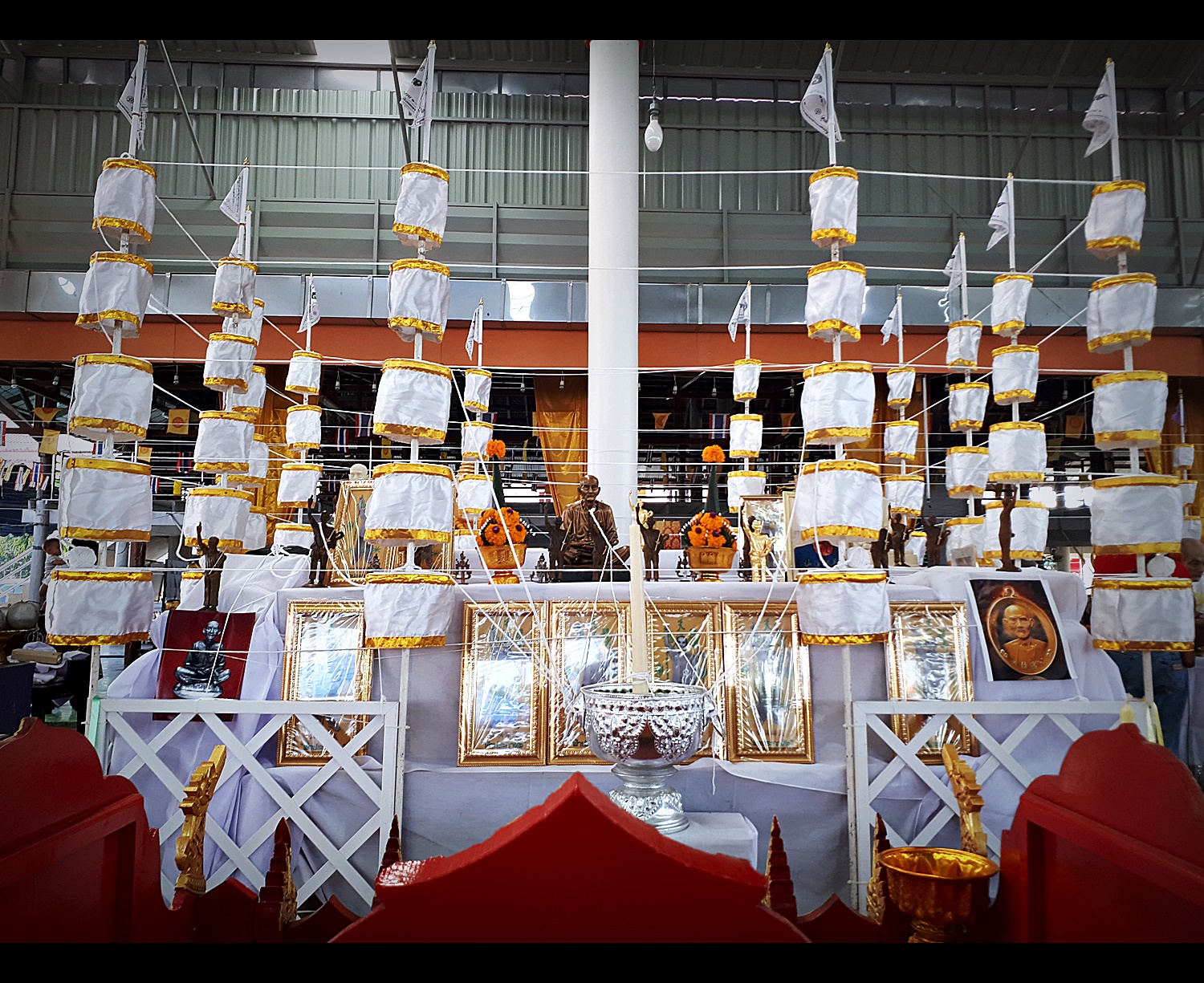 รูปหล่อ เซียนแปะ วัดศาลเจ้า ถือ กระบี่และแส้ ล้างอาถรรพ์ (ขนาด 8.9นิ้ว) (สร้างตามจำนวนที่สั่งจอง) เนื้อโลหะชนวน ฐานบรรจุผงมวลสารฟ้าประทานพร ปี2561 #รับประกันแท้ - หลวงพี่เก่ง วัดท่าเสา ปลุกเสก