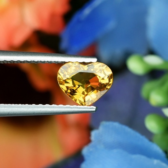 Heart Yellow Sapphire พลอยไทย บุษราคัมบางกะจะ รูปหัวใจ น้ำหนัก 1.09 กะรัต ขนาด 7x5.7x3.4 มิล สีเหลืองทอง ความสะอาดมองตาเปล่าสะอาด 99% ไฟดี