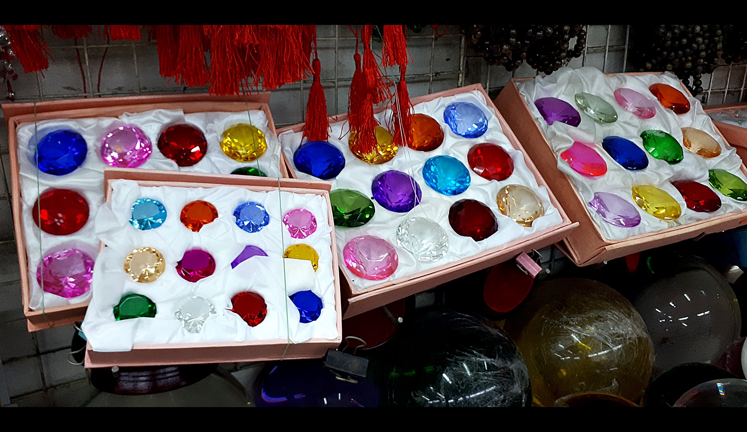 แก้วสี ทรงเพรชกระรัต