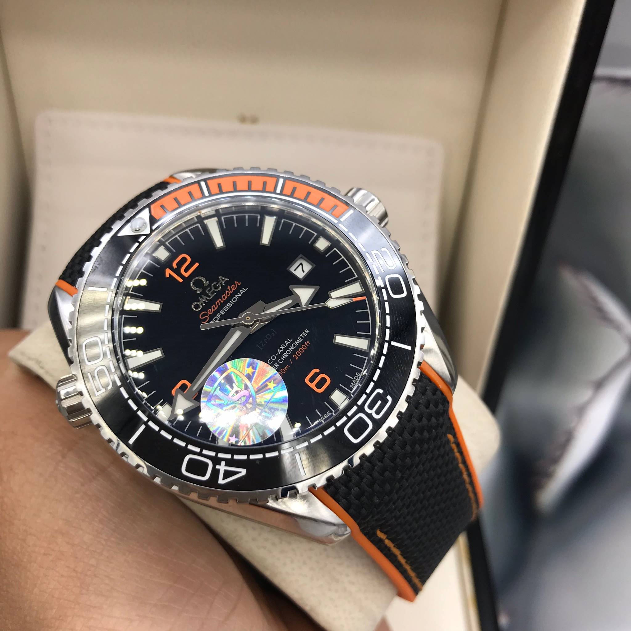 นาฬิกา Omega รุ่น Seamaster Planet Ocean Chronograph สีเงิน กรอบเซรามิค สายหนังหุ้มผ้าสีดำงาน CC