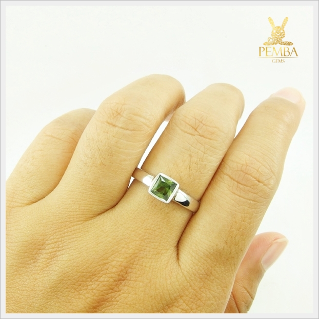 แหวนเขียวส่อง ทรงสี่เหลี่ยมมีสไตล์ เงิน925 ชุบทองคำขาว แแหวนพลอยแท้