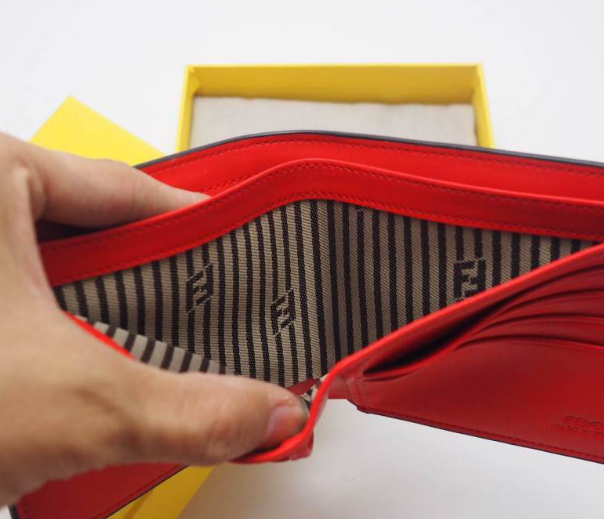 กระเป๋าสตางค์ fd bug bifold wallet ข้างในสีแดง