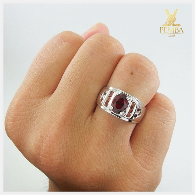 แหวนโกเมนแท้ เงินแท้925 ชุบทองคำขาว เพิ่มความมั่นใจ อย่างมีสไตล์