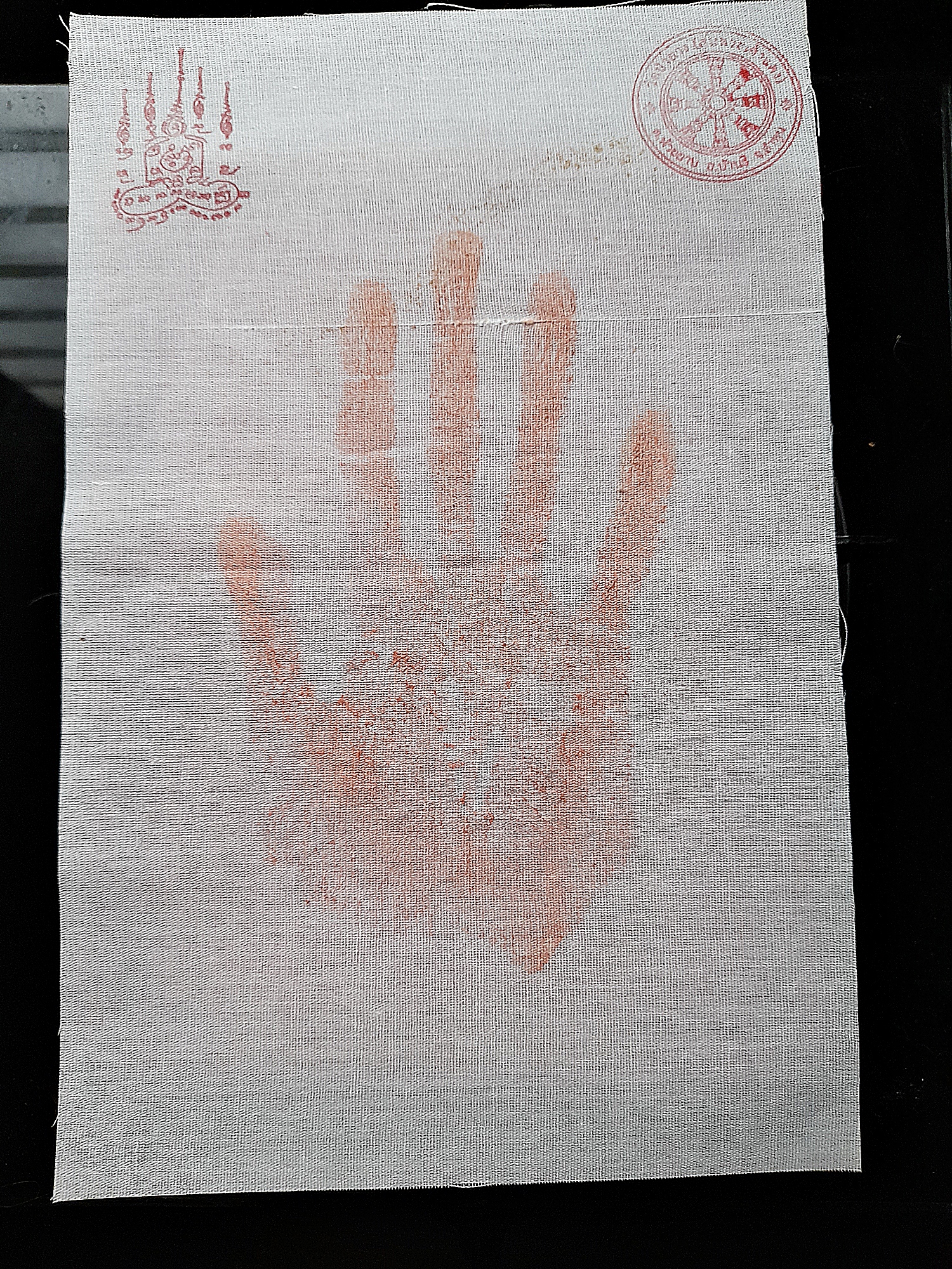 ผ้ายันต์รอยฝ่ามือ (ฝ่ามือพระโพธิสัตว์มังกรฟ้า) (มือขวา ปั๊มขมิ้นสด ไม่อดไม่อยากไปไหนใครก็รักแคล้วคลาด) ปี2553 (#รับประกันแท้) - ครูบากฤษดา วันสันพระเจ้าแดง(วัดป่ายาง) จ.ลำพูน