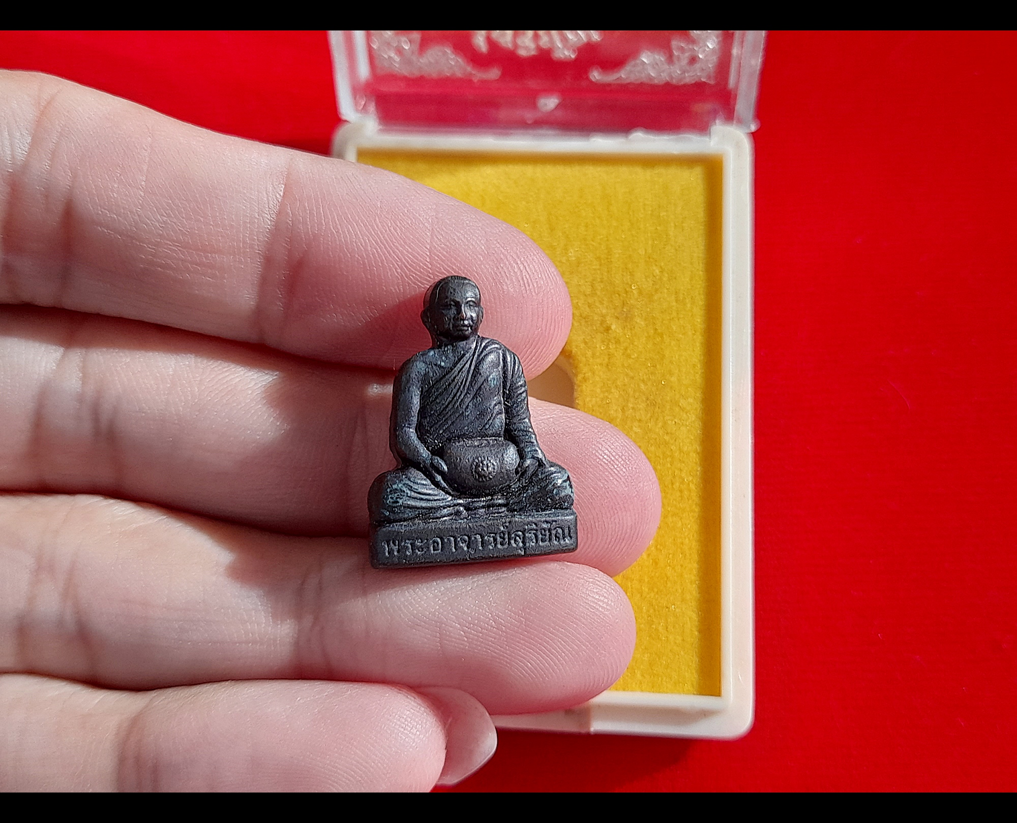 รูปหล่อ อุ้มบาตร มหาลาภ เนื้อทองแดง (ขนาดห้อยคอ) ปี2557 #รับประกันแท้ - พระอาจารย์สุริยัณ วัดป่าฉัพพรรณรังสี จ.ชัยภูมิ