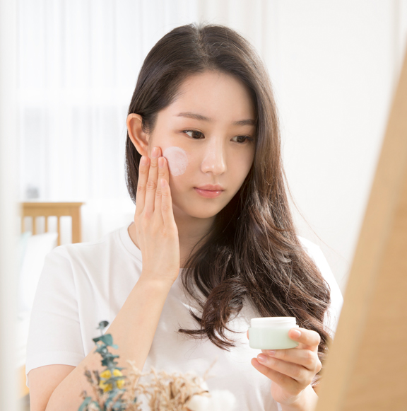 (ขายส่ง 315.-) Innisfree No Sebum Powder Cream 25g ครีมแป้ง บำรุงผิวหน้า สารสกัดจากแร่ธาตุธรรมชาติจากเกาะเชจูและใบมิ้น ทำหน้าที่เป็นครีมแป้งบำรุงผิว เป็น Hydra Primer ก่อนแต่งหน้า ให้ผิวเรียบเนียน ไม่อุดตันผิวหน้า ช่วยควบคุมน้ำมันบนใบหน้า