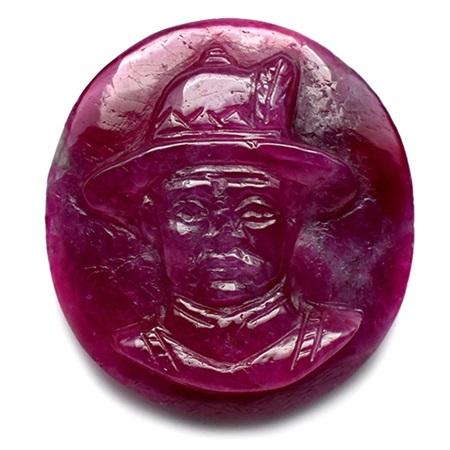 Carving Unheated Natural Ruby King Taksin นำก้อนมาแกะสลักโดยก้อนไม่ผ่านการเผา น้ำหนัก 22.35 กะรัต สีแดงหวานสวย งานแกะสลักสวย