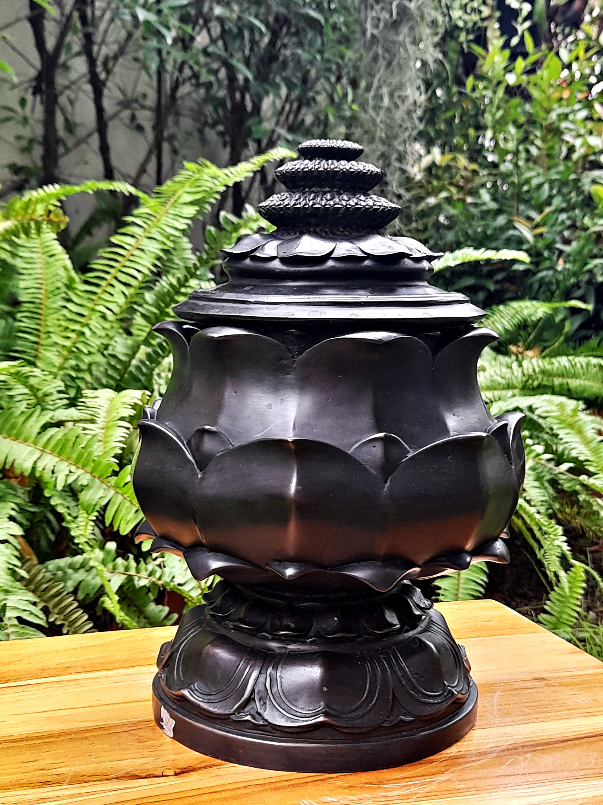 โถ้บาตร ทำน้ำมนต์ ทรงดอกบัวตูมใหญ่ เนื้อทองเหลือง สีดำ