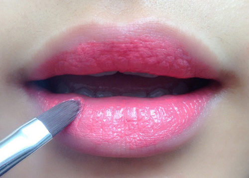 Laneige Dual Lip Brush แปรงทาลิปดูโอ้ อุปกรณ์สำหรับแต่งแต้มริมฝีปากที่จะทำให้การแต่งหน้าง่ายและสะดวกยิ่งขึ้นด้วย ด้ามพลาสติกขนาดความยาวถนัดมือ และหัวแปรง 2 ด้าน