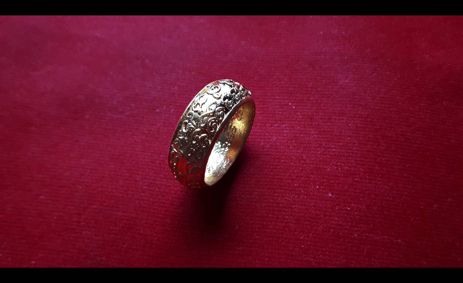 แหวน เสน่ห์มอญ เนื้อชุบทอง (ขนาดเส้นผ่าศูนย์กลาง 2ซม) ปี2555 - พระอาจารย์หนุ่ม (สมัย วัดบางแวก) (อ.ประคอง รุ่นเจริญ ร่วมปลุกเสก)