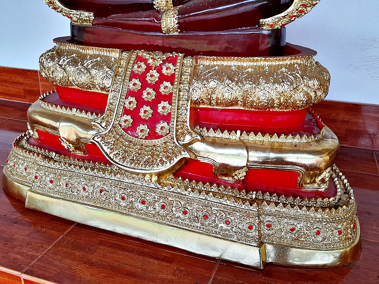 พระแก้วมรกต ปางพระจักรพรรดิ์ สีประจำวันเกิด7สี (ขนาดใหญ่) - (สีแดง สีเหลือง สีชมพู สีเขียว สีส้ม สีฟ้า สีม่วง)