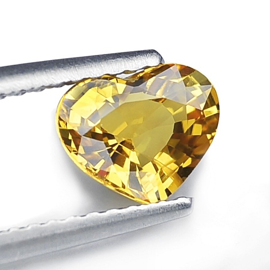 Heart Yellow Sapphire พลอยไทย บุษราคัมบางกะจะ รูปหัวใจ น้ำหนัก 1.09 กะรัต ขนาด 7x5.7x3.4 มิล สีเหลืองทอง ความสะอาดมองตาเปล่าสะอาด 99% ไฟดี
