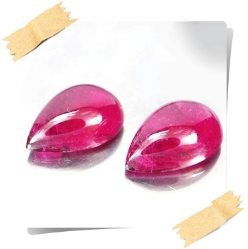 พลอยรูเบลไลท์ Rubellite รูปหยดน้ำคู่เหมือน เจียระไนหลังเบี้ย น้ำหนัก 13.65 กะรัต ขนาด 10x15.3x5.9 และ 9.9x15.1x5.8 มิล สีแดงอมชมพูบานเย็นประมาณ 5%