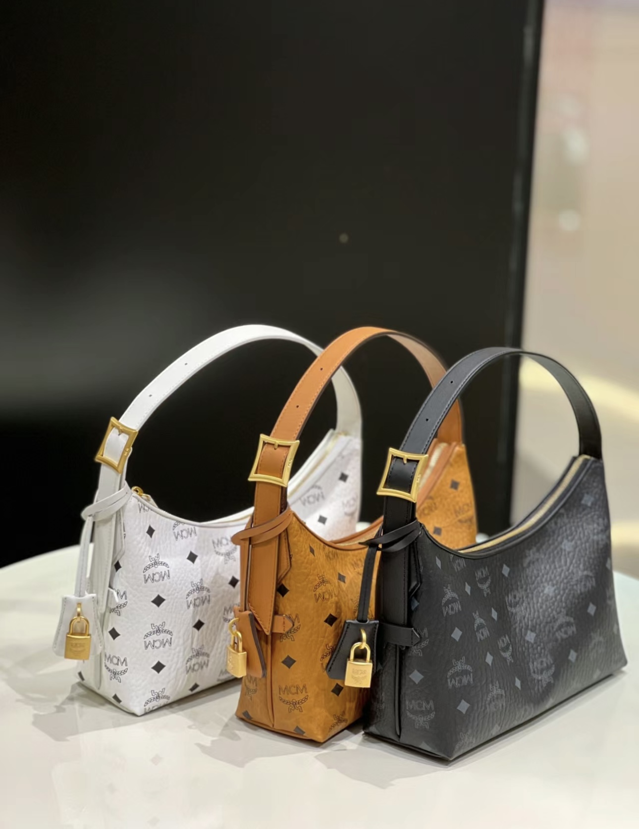 กระเป๋า mcm visetos hobo 10 นิ้ว สีน้ำตาล ขาว ดำ หนังแท้