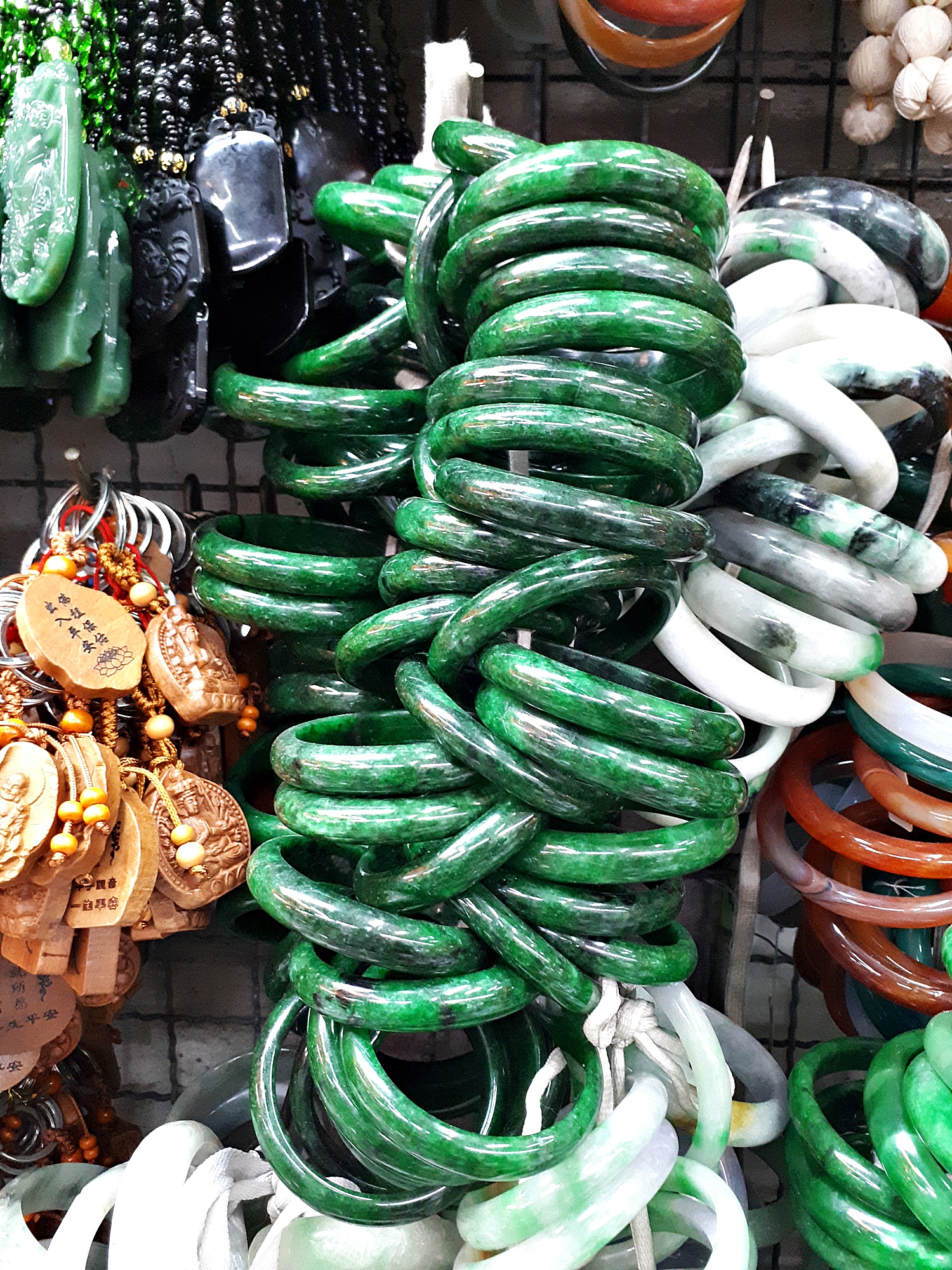 กำไร ข้อมือ หินหยก คละแบบ