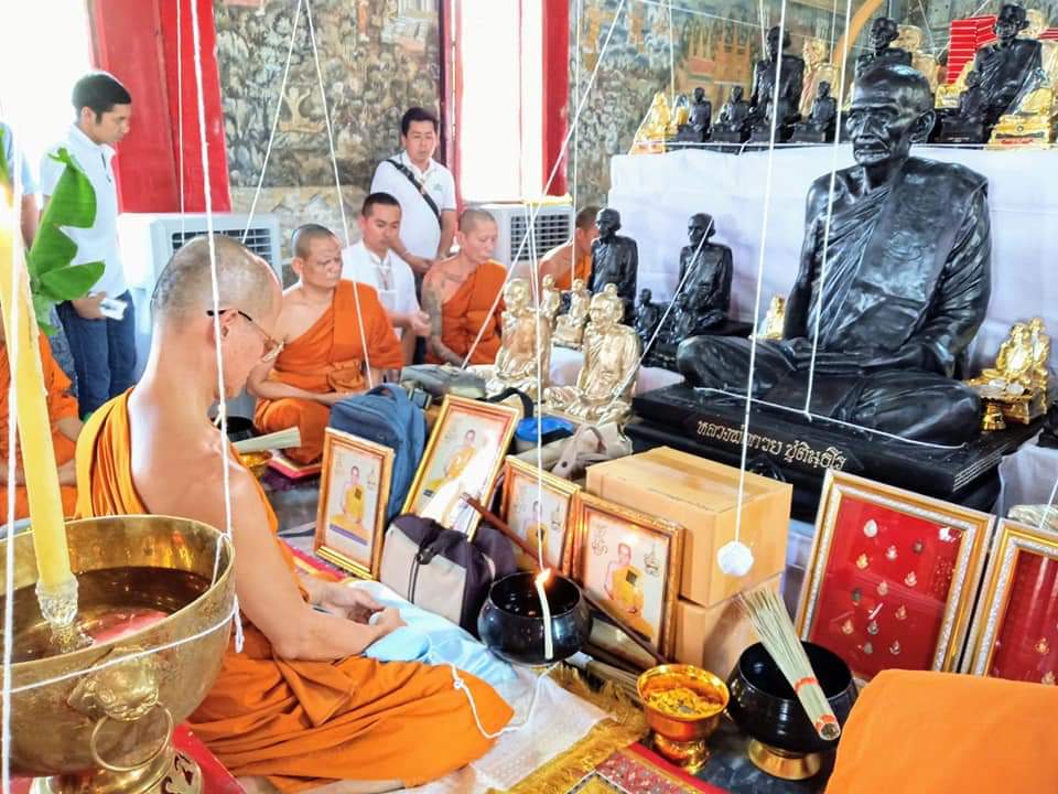 เหรียญหลวงพ่อกวย วัดโฆสิตาราม(วัดบ้านแค) เนื้อกระไหล่ทองคำ ลงยาแดง ปี2562 (แยกจากชุดกรรมการ) #รับประกันแท้ รูปภาพ สี หลวงพ่อกวย วัดโฆสิตาราม(วัดบ้านแค) (ขนาดตั้งบูชา 11x15นิ้ว) ปี2562 #รับประกันแท้ -- #พิธีดีมากดวงจิตหลวงพ่อกวยมาเสกให้เอง