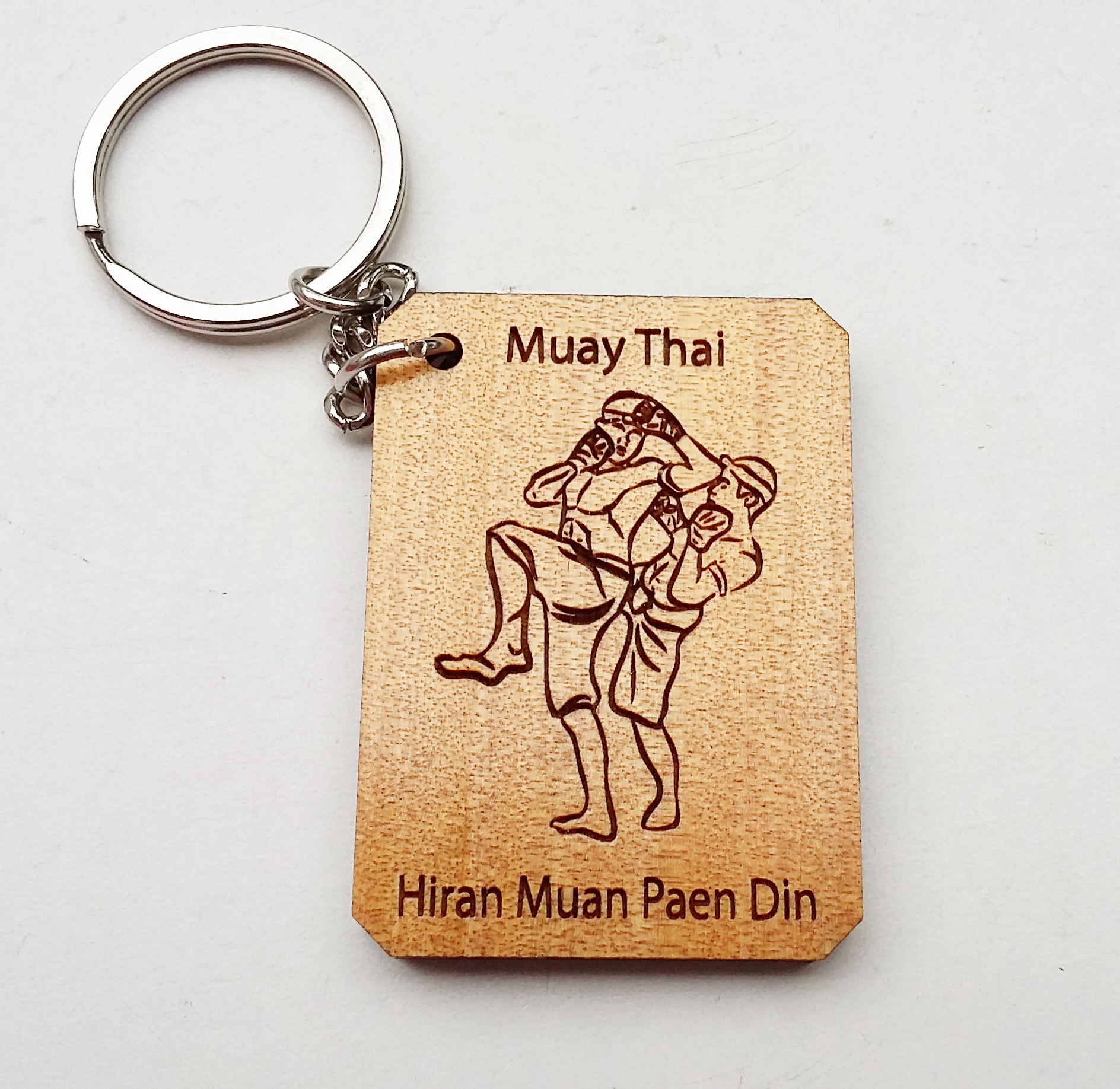 พวงกุญแจไม้แกะสลัก แม่ไม้มวยไทย-หิรัญม้วนแผ่นดิน