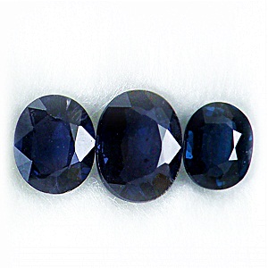 พลอยบลูสปิเนล Blue Spinel หนักรวม 3.75 กะรัต สีใกล้เคียงกัน สีน้ำเงินเข้มความสะอาด 2 เม็ดใหญ่มองตาเปล่า 80%-90%ส่วนเม็ดเล็กมองตาเปล่าไม่มีตำหนิค่ะ