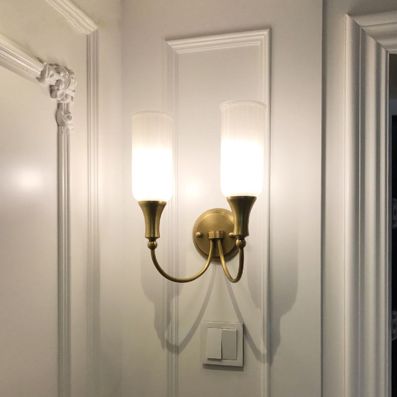 โคมไฟติดผนังภายในสไตล์คลาสสิกโครงสีทองเหลืองโป๊ะแก้วสีขาวขุ่นทรงกระบอกตั้งลายลอนเส้นตรง [TS424]