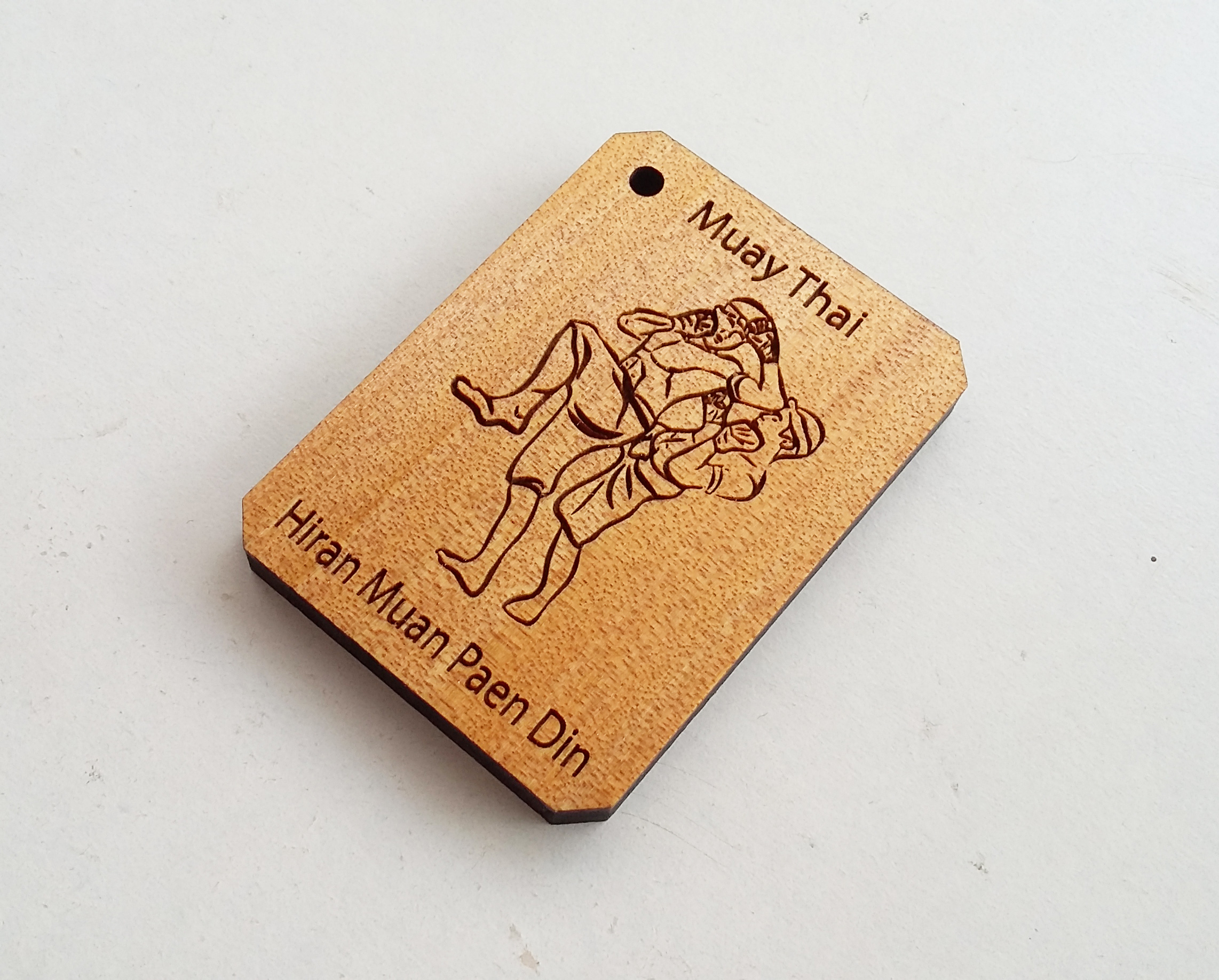 พวงกุญแจไม้แกะสลัก แม่ไม้มวยไทย-หิรัญม้วนแผ่นดิน