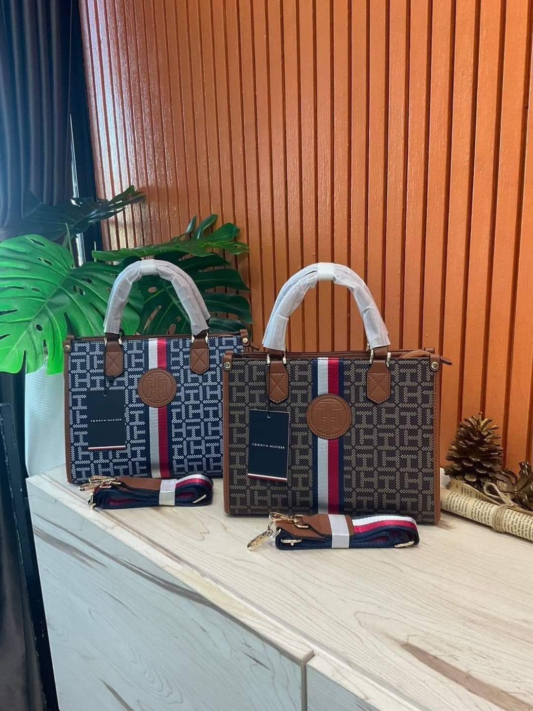 TOMMY HILFIGER SHOPPING TOTE BAG (แอดไลน์ก่อนสั่งซื้อ)