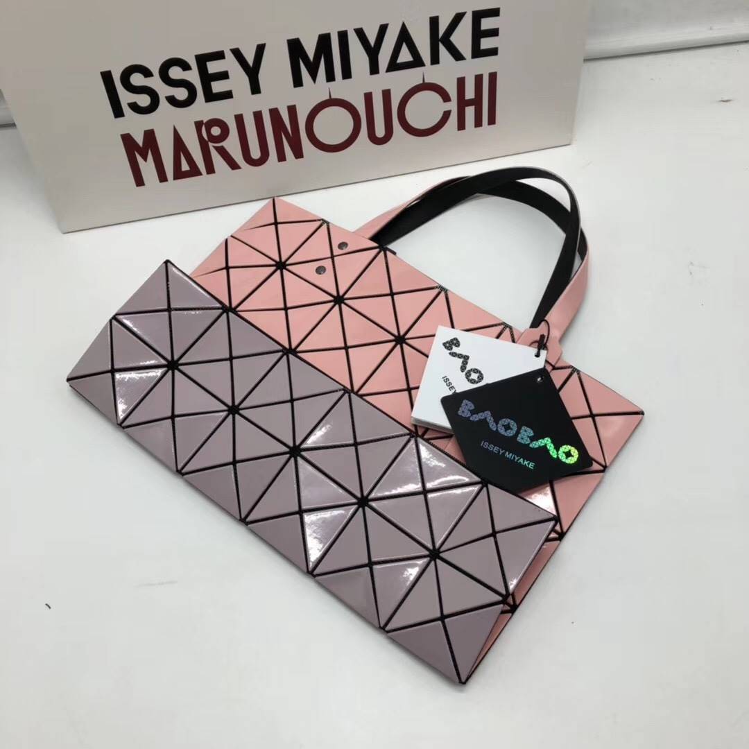 กระเป๋า issey 6x6 two tone มีสองสีในใบเดียวด้านละสี มีหลายสี