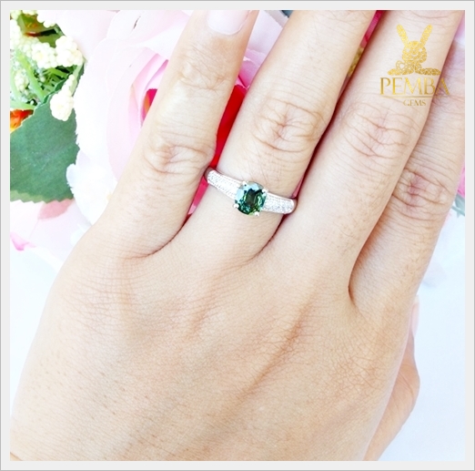 แหวนเขียวส่องแท้ ดีไซน์เก๋ๆ ติดนิ้ว เงินแท้ชุบทองคำขาว แหวนพลอยแท้